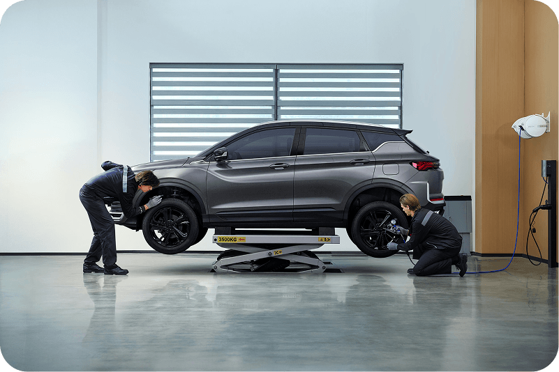 Techniciens travaillant sur un SUV Geely en atelier
