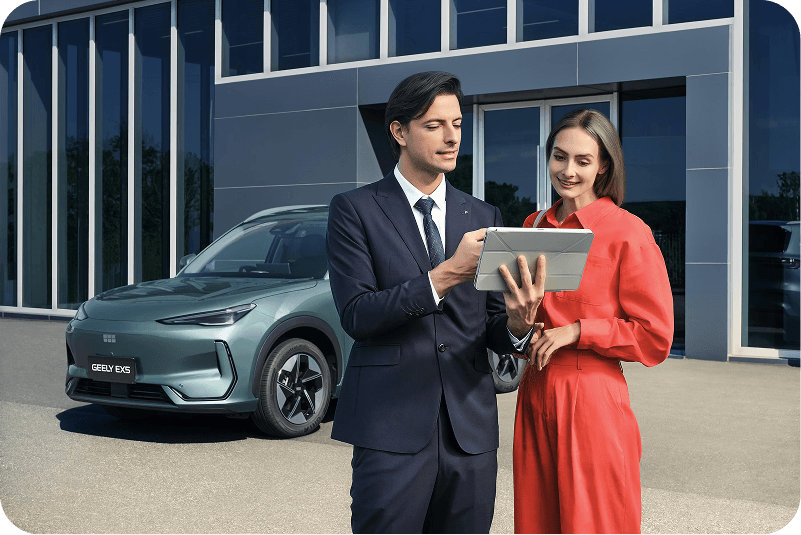 Conseiller Geely présentant une tablette à une cliente devant une concession